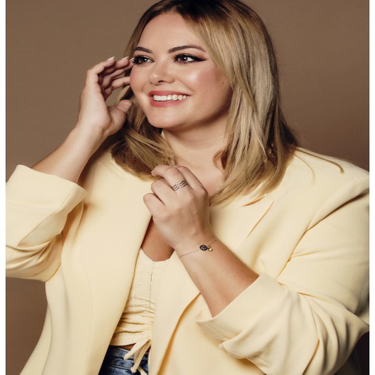 Foto de la modelo Ceci Wallace con una pulsera con letras y 